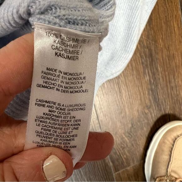 Brodie powder blue v neck fine cashmere sweater SZ MED - Picture 4 of 4